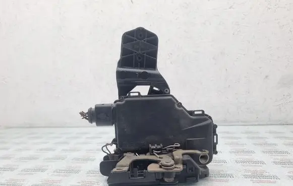 Volkswagen PASSAT B5 Front door lock 3B0837867