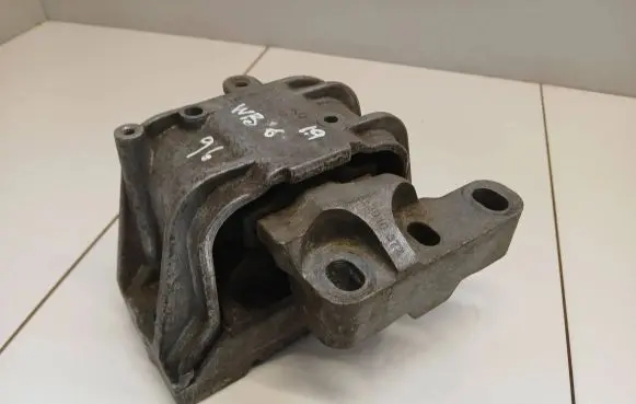 Volkswagen PASSAT B6 Engine mount bracket 1K0199262