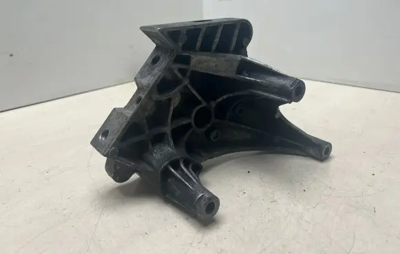 Volkswagen Touran I Engine mounting bracket 03G199207G 550KTS112