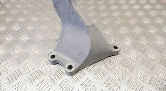 Engine mounting bracket