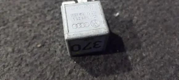 Volkswagen PASSAT B5.5 Other relay 8D0951253 370