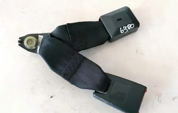 Mazda 3 I Middle seatbelt buckle (rear) 