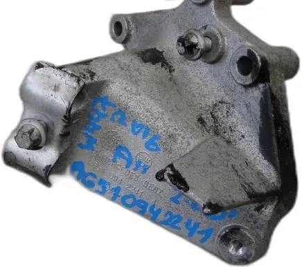 Mercedes-Benz V Class W447 Generator/alternator bracket