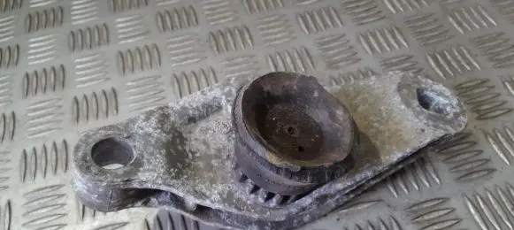 Engine mounting bracket