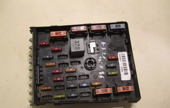 Volkswagen PASSAT B7 Fuse module 3C0937125 63592777