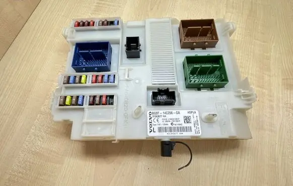 Volvo S60 Fuse module 31343677 BG9T14C256GA 31343677AA