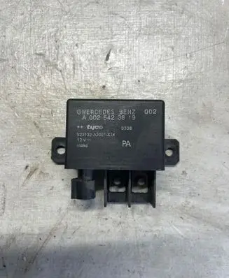 Mercedes-Benz E W211 Charging relay A0025423819 V23132A2001X14