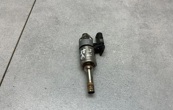 Volkswagen Golf VII Fuel injector 04E906036E