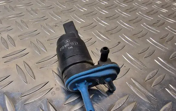Mercedes-Benz A W169 Windscreen/windshield washer pump 2108691021