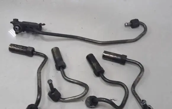 Nissan Primera Fuel injector supply line/pipe 