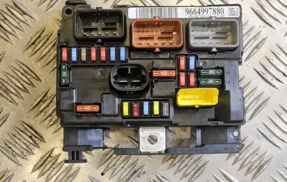 Peugeot 207 Fuse module 9664997880