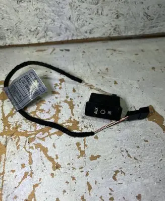 BMW 3 E90 E91 AUX in-socket connector 9172021