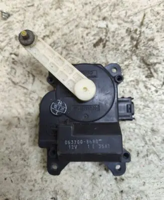 Toyota Avensis T250 Air flap motor/actuator 0637008680 1E3541