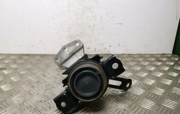 Suzuki SX4 S-Cross Engine mount bracket