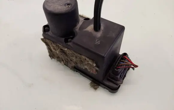 Volkswagen PASSAT B4 Central locking vacuum pump 443862257D