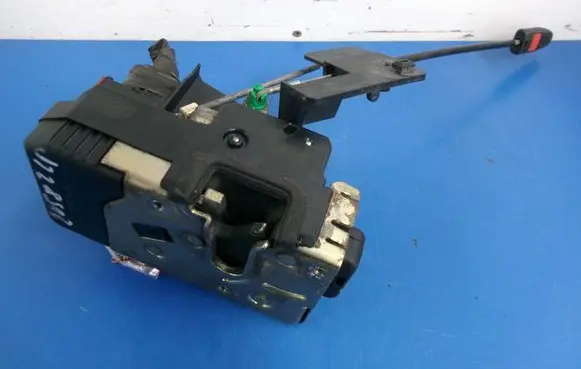 Opel Vectra B Front door lock 90585021BC