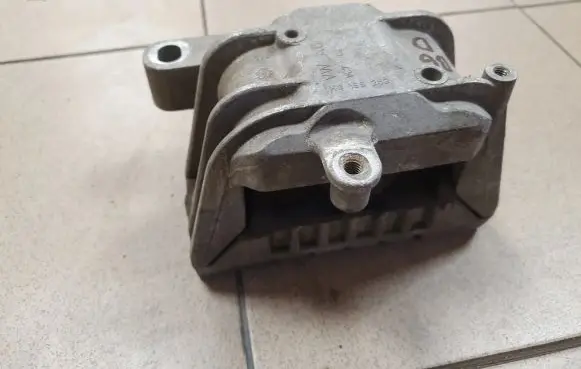 Volkswagen PASSAT B6 Engine mount bracket 1K0199262