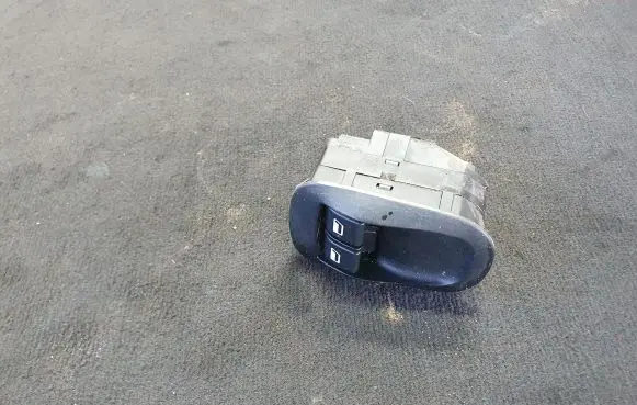 Peugeot 206+ Electric window control switch 11531