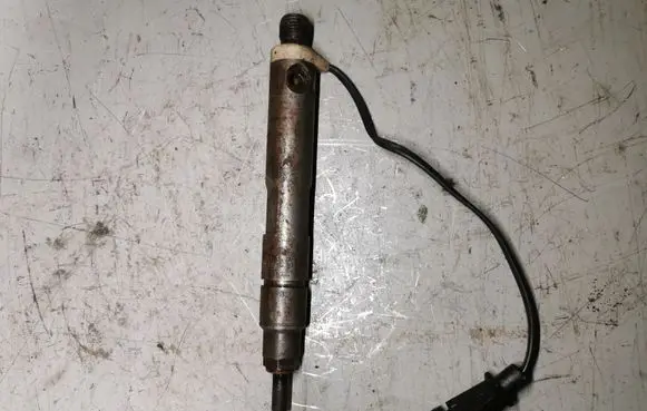 Volkswagen Golf IV Fuel injector 028130201S