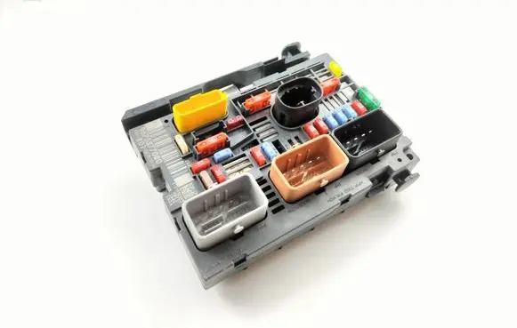 Citroen C4 Grand Picasso Fuse module 9675877080