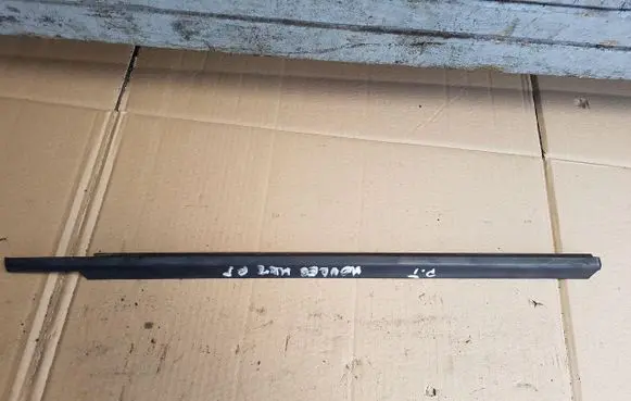 Ford Mondeo Mk III Rear door windshield rail 