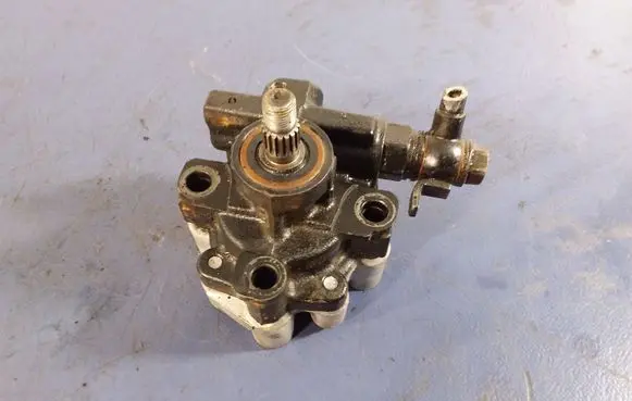 Toyota Avensis Verso Power steering pump