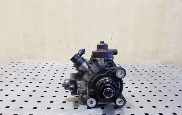 Volvo V40 Fuel injection high pressure pump 31372081 0445010681