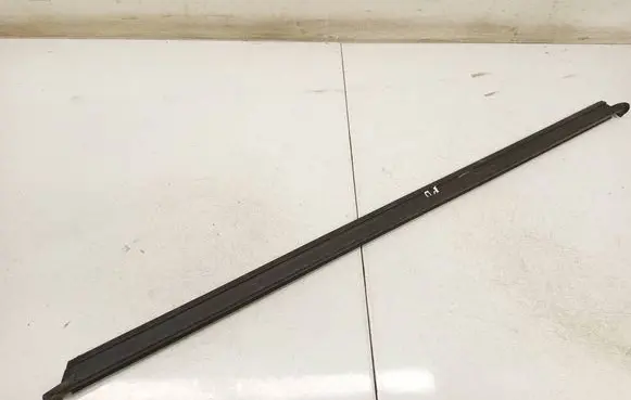 Volkswagen Golf VI Front door glass trim molding 5K4837479