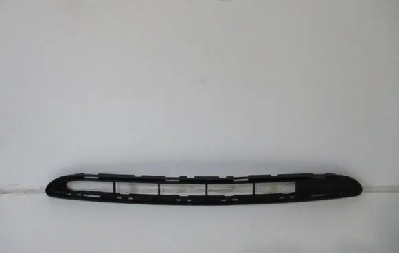 Renault Clio III Front bumper lower grill 622565519R