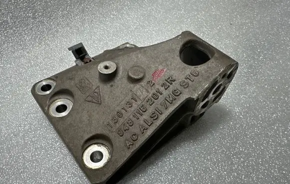 Engine mounting bracket