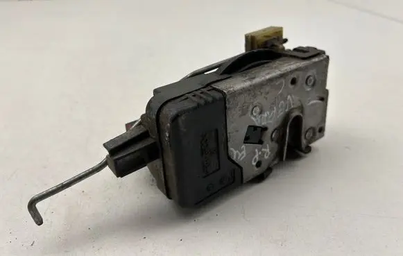 Opel Vectra C Front door lock 24447341