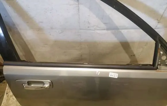 Nissan X-Trail T30 Front door glass trim molding