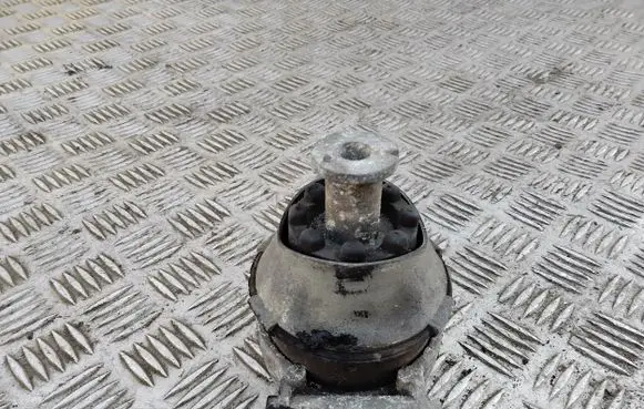 Engine mount bracket