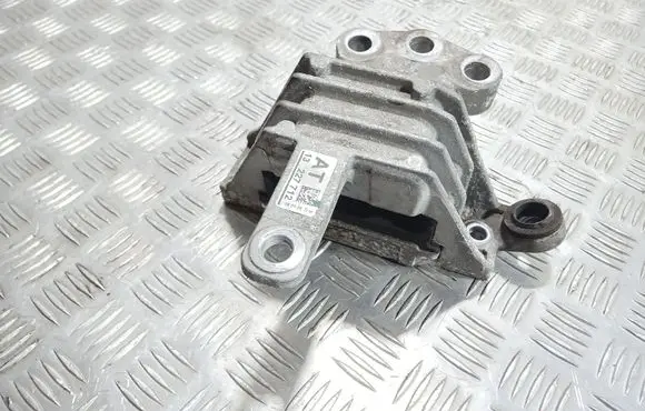 Opel Insignia A Engine mount bracket 13227712