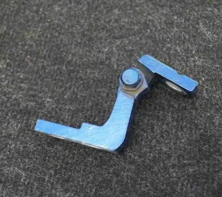 Volkswagen Touran I Rear door lower hinge