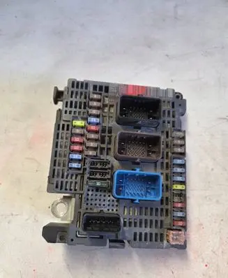 Peugeot 508 Fuse module 9677987580