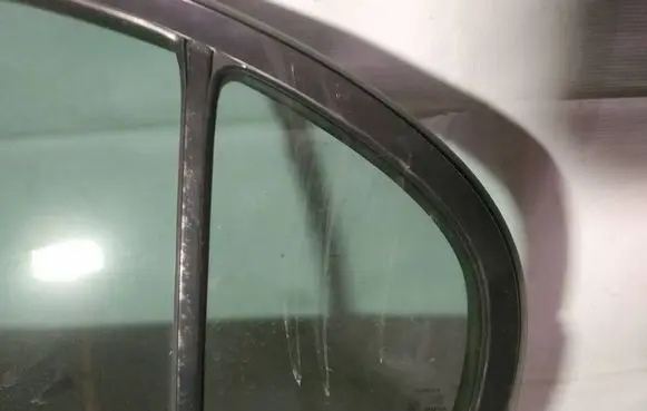 Toyota Avensis T220 Rear vent window glass as3