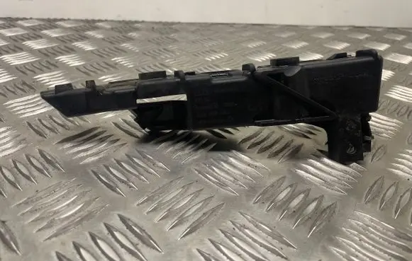 Front bumper mounting bracket