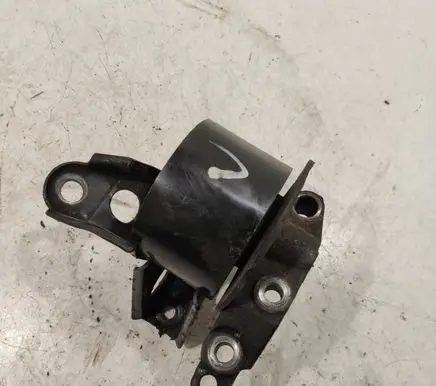 Nissan X-Trail T30 Engine mounting bracket