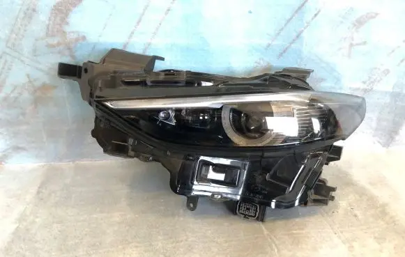 Mazda 3 III Headlight/headlamp