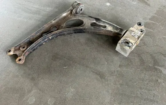 Volkswagen Golf V Front lower control arm/wishbone 1K0407153G