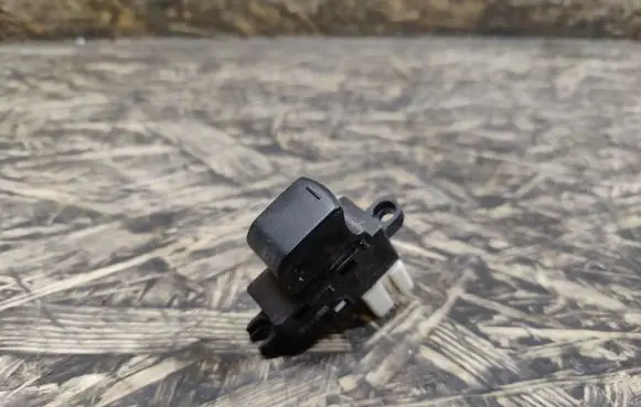Nissan Note (E12) Electric window control switch 31Z2S0