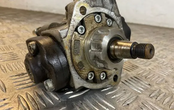 Opel Astra J Fuel injection high pressure pump 55581884 04110 HU2940001011