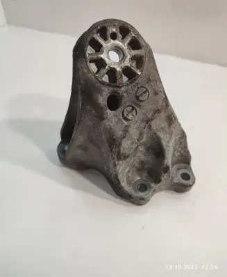 Volkswagen Touareg I Engine mounting bracket 7L6199307