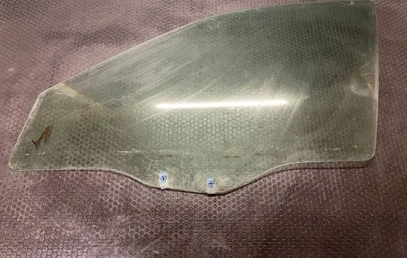 Mitsubishi Galant Front door window glass four-door 43R00033 M200T20