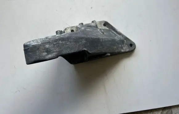 BMW 3 E46 Engine mounting bracket 6750854