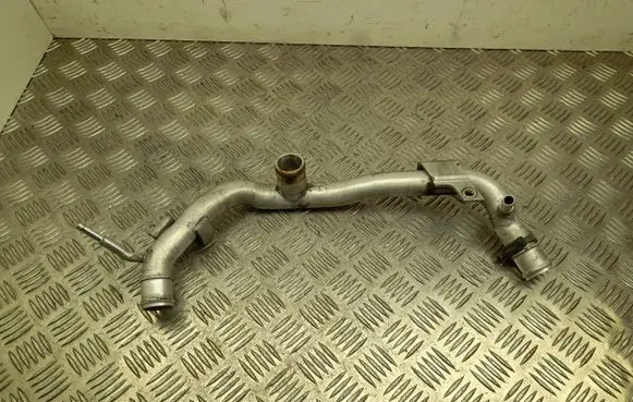 Volkswagen Touareg II Engine coolant pipe/hose 057121071AM