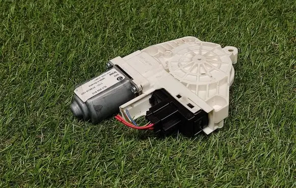 Skoda Yeti (5L) Rear door window regulator motor 5L0959812 918815100