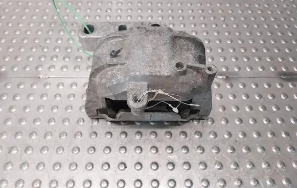 Engine mount vacuum valve