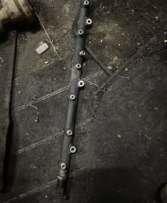 BMW 5 E39 Fuel distributor 